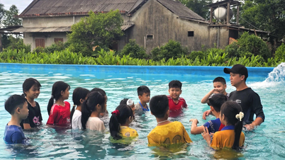 Thầy giáo dạy bơi của trẻ em vùng Cùa