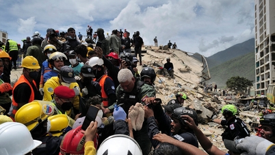 Gempa bumi Venezuela: Ayah dan anak diselamatkan setelah terkubur di bawah reruntuhan selama empat hari.
