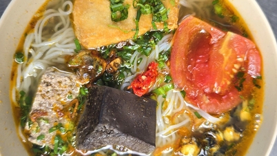 Tien Cua's snail noodle soup features a secret recipe for creating a delicious, firm, and visually appealing crab paste.