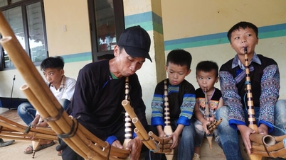 A special summer camp "ignites" the sound of the Hmong flute in the highlands of Lao Chai.