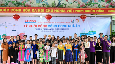 Saigon Giai Phong Gazetesi ve sponsorları, dağlık bölgelerdeki yatılı öğrenciler için bir yemekhane inşaatına başladı.