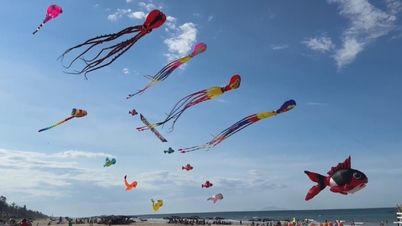 Da Nang: Gigantyczna „impreza” z latawcami na plaży Tam Thanh.