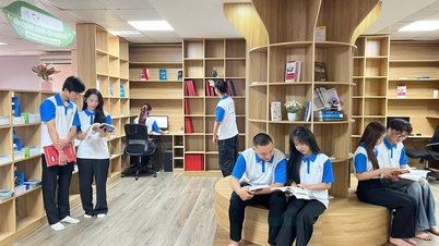 ເມື່ອເຕັກໂນໂລຊີ ແລະ ອຸປະກອນການຮຽນຮູ້ດີຈີຕອນກາຍເປັນ "ຫ້ອງຮຽນເປີດ" ສຳລັບນັກສຶກສາຂອງໂຮງຮຽນແມ່ຍິງຫວຽດນາມ.