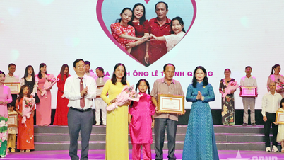 La ville d'Hô Chi Minh-Ville honore 104 familles exemplaires sur le plan culturel et heureuses.