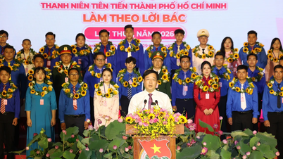 La ville d'Hô Chi Minh félicite les jeunes gens exemplaires qui suivent les enseignements du président Hô Chi Minh.