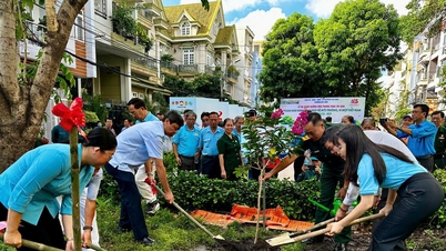 Meraikan ulang tahun ke-50 Bandar Raya Ho Chi Minh: Orang ramai dengan penuh semangat berganding bahu untuk melindungi alam sekitar dan membina bandar hijau.