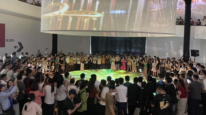 Die Menschen stehen Schlange, um die Stadtplanung von Hanoi mit einer 100-Jahres-Vision zu sehen.