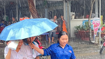 អ្នកស្ម័គ្រចិត្តវ័យក្មេងក្លាហានក្នុងភ្លៀង ដើម្បីគាំទ្រសិស្សានុសិស្សដែលកំពុងប្រឡងចូលរៀនថ្នាក់ទី១០ នៅទីក្រុងកឹនថើ។