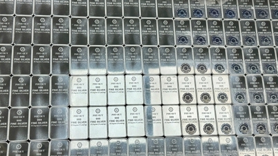 Giá bạc trong nước giảm gần 9% theo đà 'lao dốc' thế giới