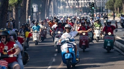 Dünyanın dört bir yanından Vespa tutkunları Roma'ya akın etti.