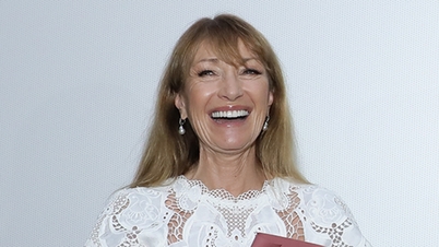 Pelakon Jane Seymour, pada usia 75 tahun, kelihatan muda dan cantik ketika dia berinteraksi secara emosional dengan peminat Vietnam.