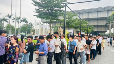 ハノイ首都圏マスタープラン（100年ビジョン）の展示会：見学希望者が列をなす。