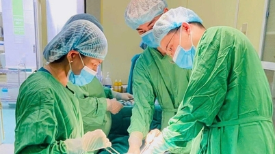 O fată de 14 ani, care inițial a confundat durerea abdominală cu o tulburare digestivă, a fost diagnosticată cu un chist ovarian răsucit de 12 cm.