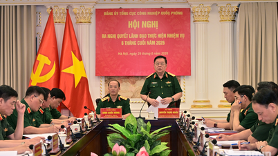 General Nguyen Trong Nghia deltog i och ledde partikommitténs konferens vid generaldepartementet för försvarsindustrin.