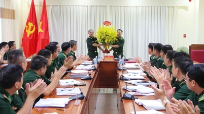 Comandamentul Gărzii de Frontieră Provinciale Khanh Hoa: Întâlnire cu colonelul Phan Thang Long și felicitare pentru primirea Medaliei pentru Meritul Militar clasa a III-a.