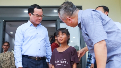 Minister Nguyen Dinh Khang bezoekt etnische minderheden in Khanh Hoa en overhandigt hen geschenken.