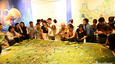 A Hanoi 100 éves városrendezési vízióját bemutató kiállítás sok látogatót vonz.
