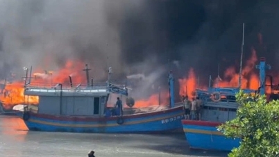 Dez barcos de pesca foram consumidos pelas chamas, com uma densa fumaça preta subindo a centenas de metros de altura.