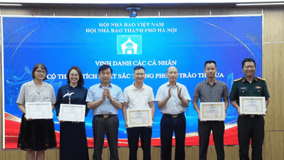 Hanoi Journalistforening tildeler Ngo Tat To Journalistikprisen, der styrker journalisternes professionelle færdigheder i hovedstaden.