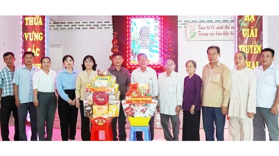 An Giang eyaletinin Etnik ve Din İşleri Müdürlüğü, Binh Thanh Dong beldesindeki Hoa Hao Budist Yönetim Kurulu'nu ziyaret etti.