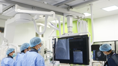 Die ganze Nacht hindurch kämpfte das Krankenhaus im Bach Mai Hospital in Ninh Binh um das Leben von Herz-Kreislauf-Patienten.