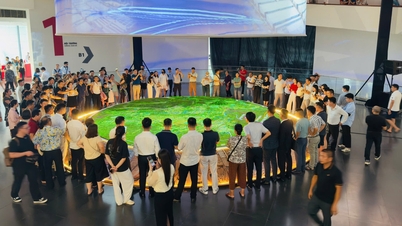 Stadsplanning Hanoi met een visie voor de komende 100 jaar: onthulling van het masterplan en presentatie van een modern model.