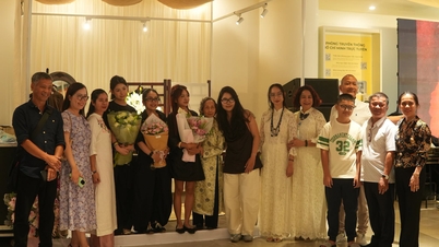 Runway to Business 2026: Alunos da HSU defendem seus projetos de conclusão de curso com um modelo de marca de moda do mundo real.