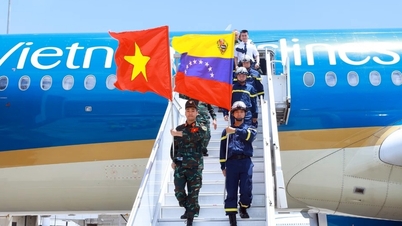 Delegasi Vietnam tiba di Venezuela, siap berpartisipasi dalam upaya bantuan gempa bumi.