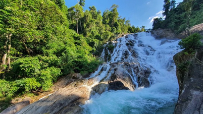 Air Terjun Ma Hao yang berwarna hijau zamrud di tengah hutan luas Provinsi Thanh Hoa.