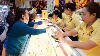 Bacaan Ringkas 30-6: Harga emas terus jatuh; Phat Dat meminjam 8,835 bilion VND daripada MBBank untuk melabur dalam projek mega di Thu Thiem.