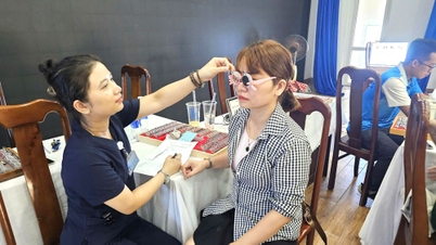 Die Hoa Khanh Gewerkschaft in Da Nang organisierte ein Augengesundheitsprogramm für ihre Mitglieder.