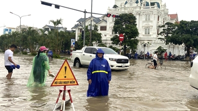 Hujan lebat menyebabkan banjir setempat di banyak jalan di Hai Phong.