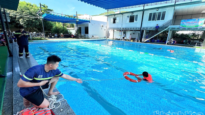 Plus de 100 membres d'une union de jeunes et des jeunes du quartier de Bac Nha Trang ont participé à des activités estivales de prévention des noyades.