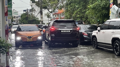Hai Phong: As fortes chuvas que caíram durante a noite causaram graves inundações em diversas ruas.