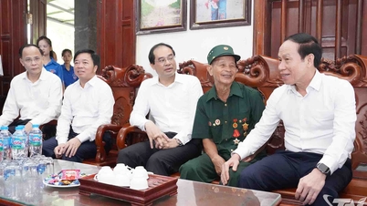 O vice-primeiro-ministro Le Tien Chau visita e entrega presentes a famílias com direito a políticas preferenciais em Thai Nguyen.