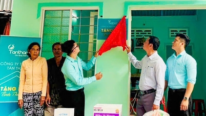 Bàn giao nhà Tình thương cho người dân xã Óc Eo