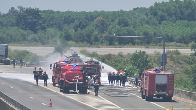 A fuel tanker caught fire on the Da Nang - Quang Ngai highway.