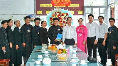 Les dirigeants de la province de Ca Mau se rendent sur place et présentent leurs félicitations à l'occasion de la grande cérémonie commémorant la fondation du bouddhisme Hoa Hao.