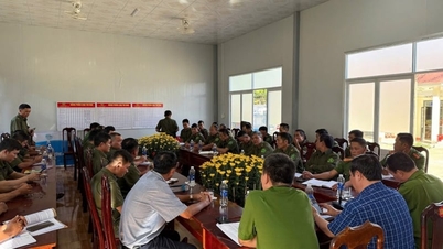Wilayah Lam Dong telah mencadangkan untuk mengekalkan pasukan keselamatan tempatan sedia ada buat sementara waktu apabila menggabungkan kampung dan kawasan perumahan, tanpa merekrut kakitangan tambahan.