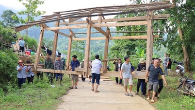 Inundaciones y deslizamientos de tierra en Tuyen Quang, incluyendo áreas que antes pertenecían a la provincia de Ha Giang; los residentes trasladan las estructuras de sus casas a lugares seguros.
