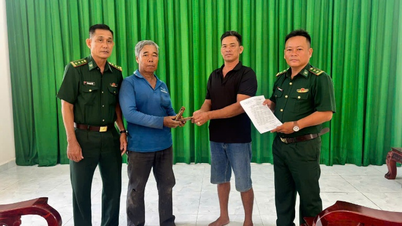 An Giang: La stazione di guardia di frontiera di Linh Huynh aiuta a ritrovare una persona che ha smarrito il portafoglio.