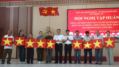 A 3. haditengerészeti körzet propagandát folytat a tengeren és a szigeteken Thang An község (Da Nang város) tisztviselői, párttagjai és halászai számára.