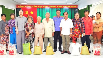 Nel quartiere di Ha Tien sono stati distribuiti 128 pacchi regalo a famiglie povere e a basso reddito.