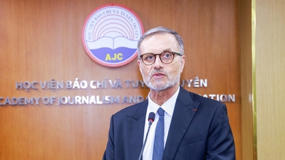 Ambasadorul francez Olivier Brochet: Inteligența artificială nu poate înlocui calitățile umane.