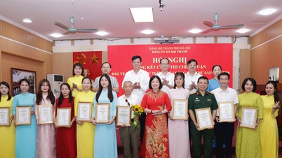 Komune Dai Thanh memberikan hadiah untuk lomba esai tentang pembelaan landasan ideologis Partai.