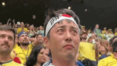Les supporters brésiliens réconfortent les supporters japonais en larmes.