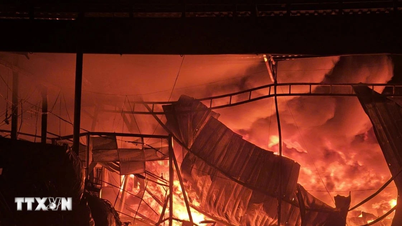 Un grave incendio divampato in un impianto petrolchimico indiano ha provocato il ferimento di 20 persone.