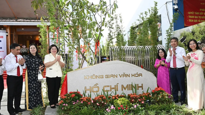 Ms. Van Thi Bach Tuyet, Deputy Secretary of the Ho Chi Minh City Party Committee, attended the inauguration of the Ho Chi Minh Cultural Space.