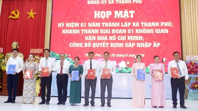 Thanh Phu held a meeting to celebrate the first anniversary of the commune's establishment.
