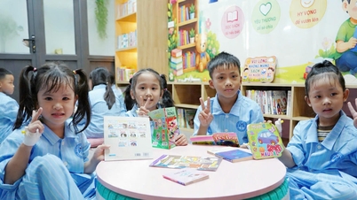 Apporter le savoir au chevet des enfants hospitalisés : l'hôpital pulmonaire de Nghe An inaugure une « bibliothèque pour enfants ».